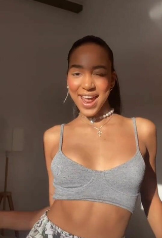 4. Sweetie Alisha Kone Shows Cleavage in Grey Crop Top and Bouncing Boobs