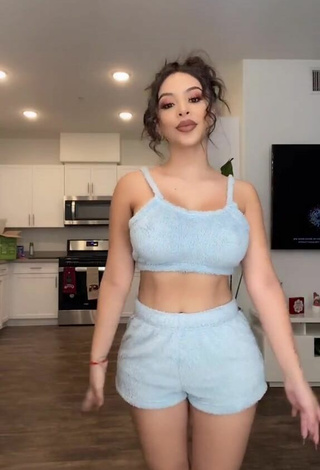 4. Sexy Alondra Ortiz Shows Cleavage in Crop Top