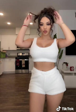 6. Sexy Alondra Ortiz Shows Cleavage in Crop Top