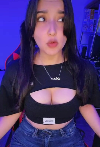 2. Beautiful Andyy Tok Shows Cleavage in Sexy Black Crop Top