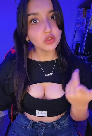 5. Beautiful Andyy Tok Shows Cleavage in Sexy Black Crop Top
