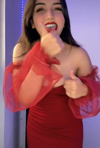 4. Beautiful Andyy Tok Shows Cleavage in Sexy Red Dress