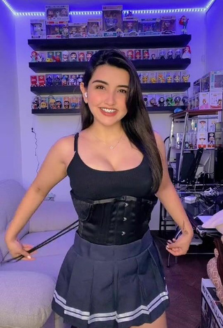 Sweetie Andyy Tok Shows Cleavage in Black Corset