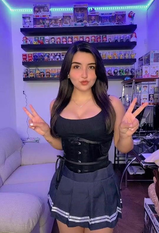 Cute Andyy Tok Shows Cleavage in Black Corset