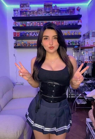 2. Cute Andyy Tok Shows Cleavage in Black Corset