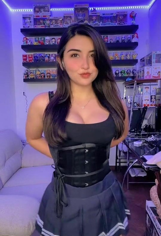 6. Hot Andyy Tok Shows Cleavage in Black Corset