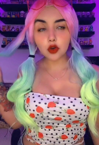 Sexy Andyy Tok Shows Cleavage in Tube Top