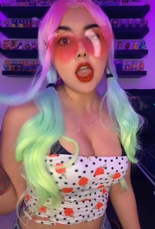 6. Sexy Andyy Tok Shows Cleavage in Tube Top