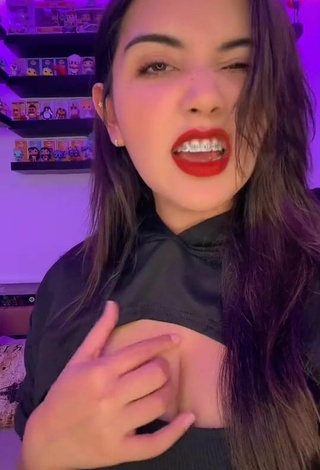 Attractive Andyy Tok Shows Cleavage