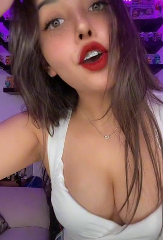 Hot Andyy Tok Shows Cleavage in White Crop Top