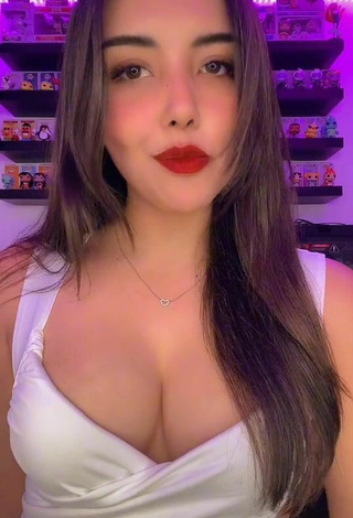 6. Sexy Andyy Tok Shows Cleavage in White Crop Top