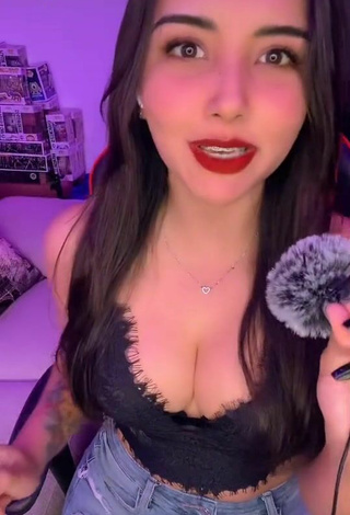 6. Sexy Andyy Tok Shows Cleavage