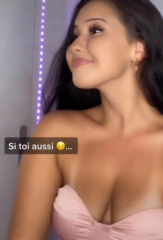 Anissa Shows her Appealing Cleavage