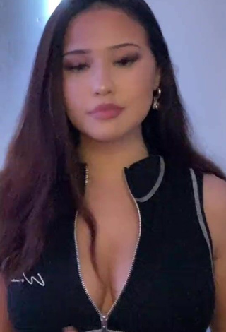 Magnetic Anissa Shows Cleavage