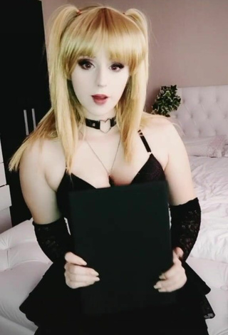 2. Sexy Anna Moreira Shows Cleavage in Black Corset