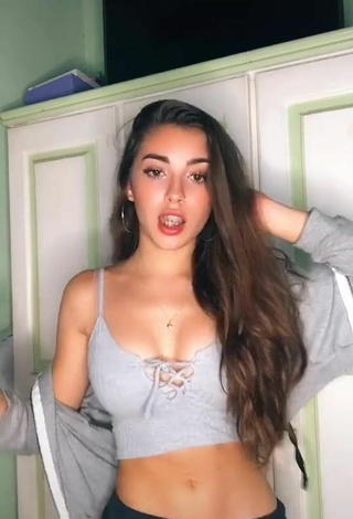 1. Ariadna Leyes Looks Sexy in Grey Crop Top