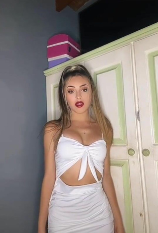 2. Sexy Ariadna Leyes Shows Cleavage in White Dress
