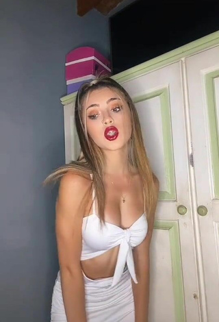 5. Sexy Ariadna Leyes Shows Cleavage in White Dress