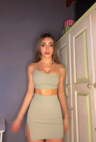 Lovely Ariadna Leyes Shows Cleavage in Crop Top