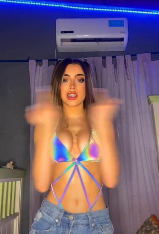 2. Sexy Ariadna Leyes Shows Cleavage in Bikini
