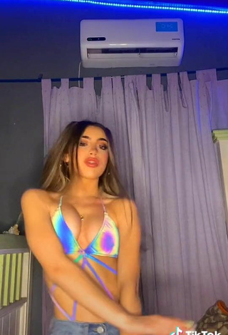 5. Sexy Ariadna Leyes Shows Cleavage in Bikini
