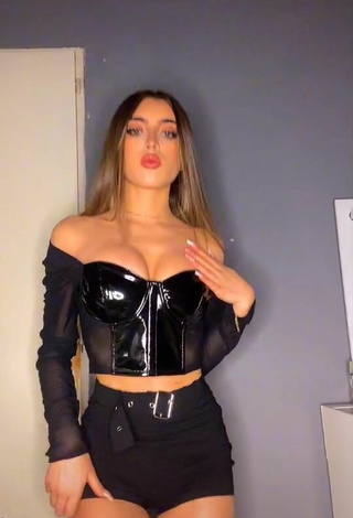 Sexy Ariadna Leyes Shows Cleavage in Black Corset