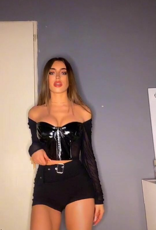 2. Sexy Ariadna Leyes Shows Cleavage in Black Corset