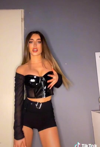 3. Sexy Ariadna Leyes Shows Cleavage in Black Corset
