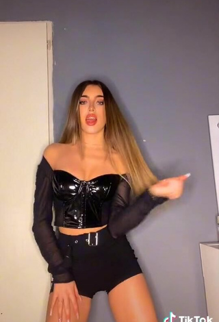 4. Sexy Ariadna Leyes Shows Cleavage in Black Corset