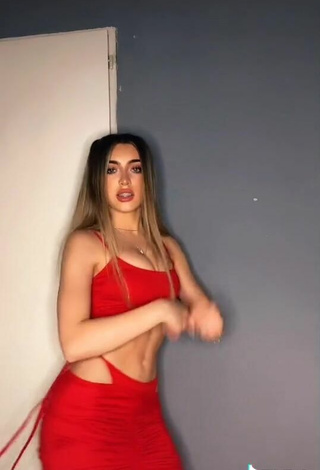 3. Sexy Ariadna Leyes Shows Cleavage in Red Crop Top