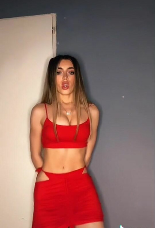 5. Sexy Ariadna Leyes Shows Cleavage in Red Crop Top