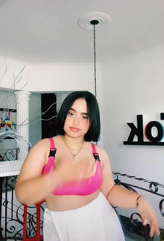 6. Sexy Arianny Henriquez Shows Cleavage in Pink Crop Top