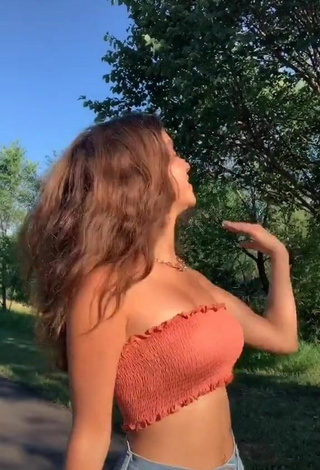 3. Sexy Ava Justin Shows Cleavage in Peach Tube Top