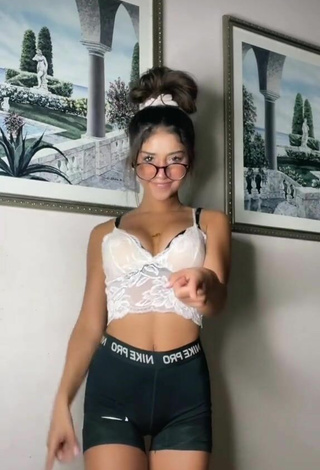 4. Sexy Ava Justin Shows Cleavage in Crop Top