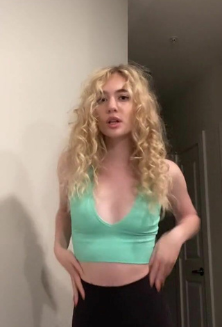 1. Sexy Kennedy Shows Cleavage in Light Green Crop Top