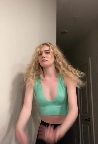 3. Sexy Kennedy Shows Cleavage in Light Green Crop Top