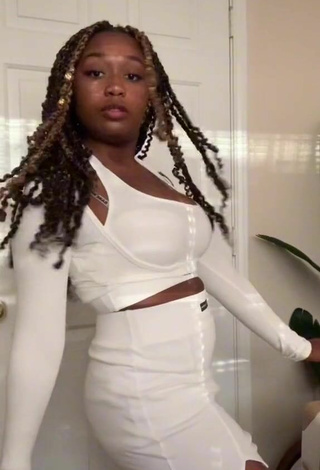 2. Sexy Chakira Clark Shows Cleavage in Crop Top