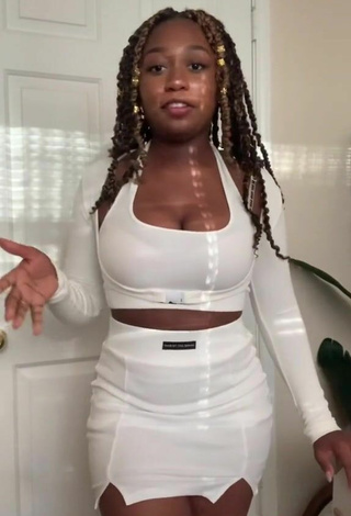 4. Sexy Chakira Clark Shows Cleavage in Crop Top