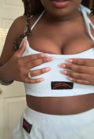 5. Sexy Chakira Clark Shows Cleavage in Crop Top