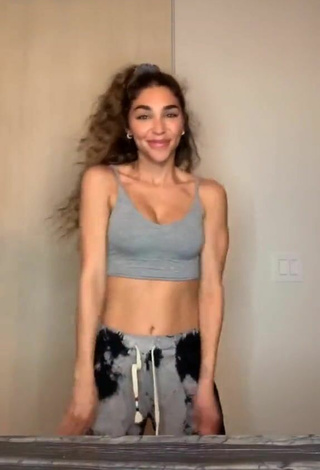 3. Beautiful Chantel Jeffries Shows Cleavage in Sexy Grey Crop Top