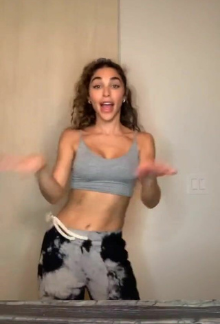 4. Beautiful Chantel Jeffries Shows Cleavage in Sexy Grey Crop Top