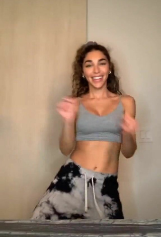 5. Beautiful Chantel Jeffries Shows Cleavage in Sexy Grey Crop Top
