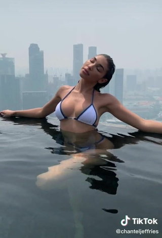 6. Hot Chantel Jeffries Shows Cleavage in Bikini Top at the Swimming Pool
