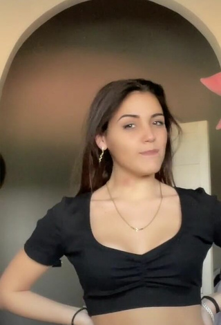 3. Amazing Clarissa Rotelli Shows Cleavage in Hot Black Crop Top