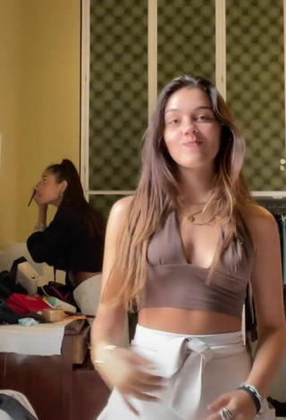 4. Cute Clarissa Rotelli Shows Cleavage in Crop Top