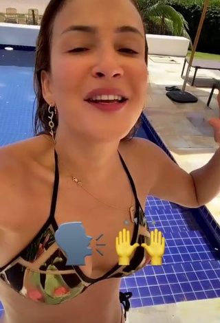 2. Sexy Claudia Leitte Shows Cleavage in Bikini Top