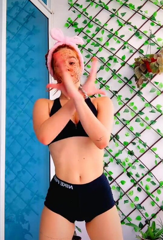 Sexy Estephani Shows Cleavage in Sport Bra