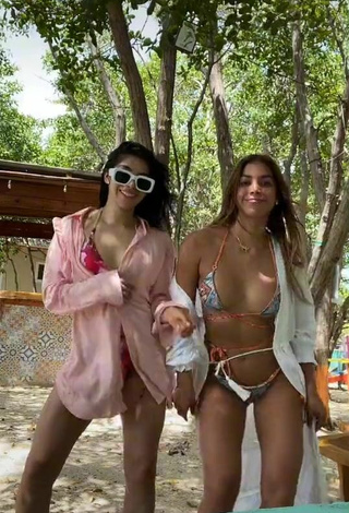 1. Sexy Dahian Lorena Muñoz Quiñones Shows Cleavage in Bikini