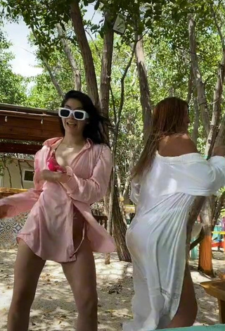 2. Sexy Dahian Lorena Muñoz Quiñones Shows Cleavage in Bikini
