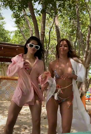 3. Sexy Dahian Lorena Muñoz Quiñones Shows Cleavage in Bikini